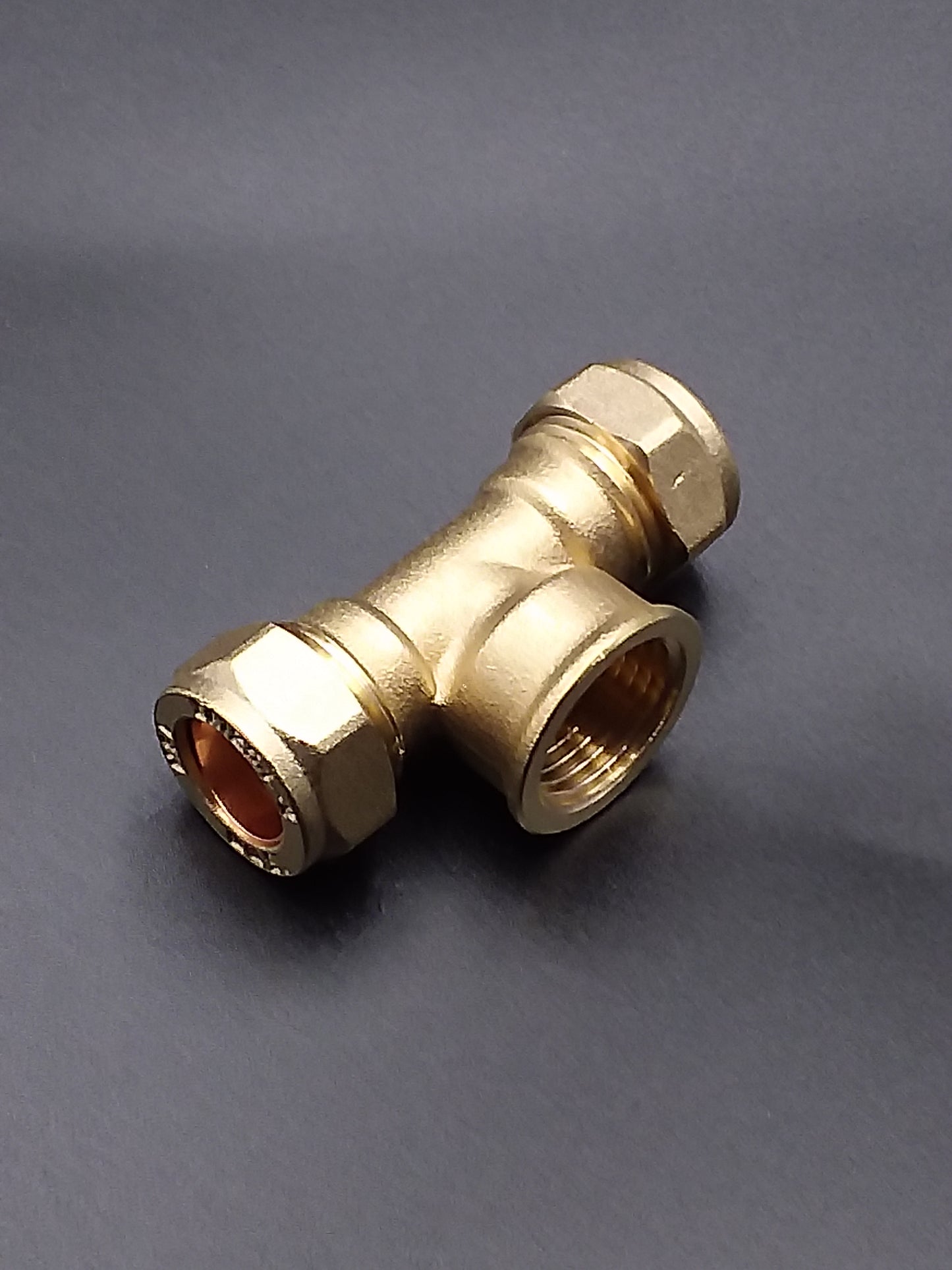 15 x 15mm x 1/2" Brass colored metal compression tee plumbing fitting.
