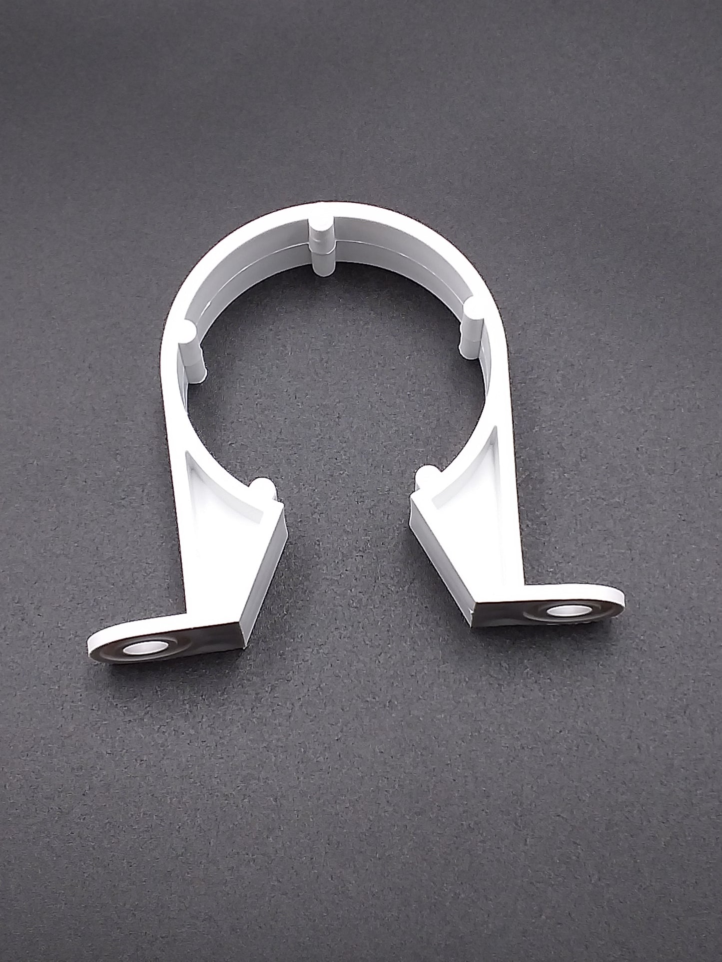 32mm pipe clips white qty1