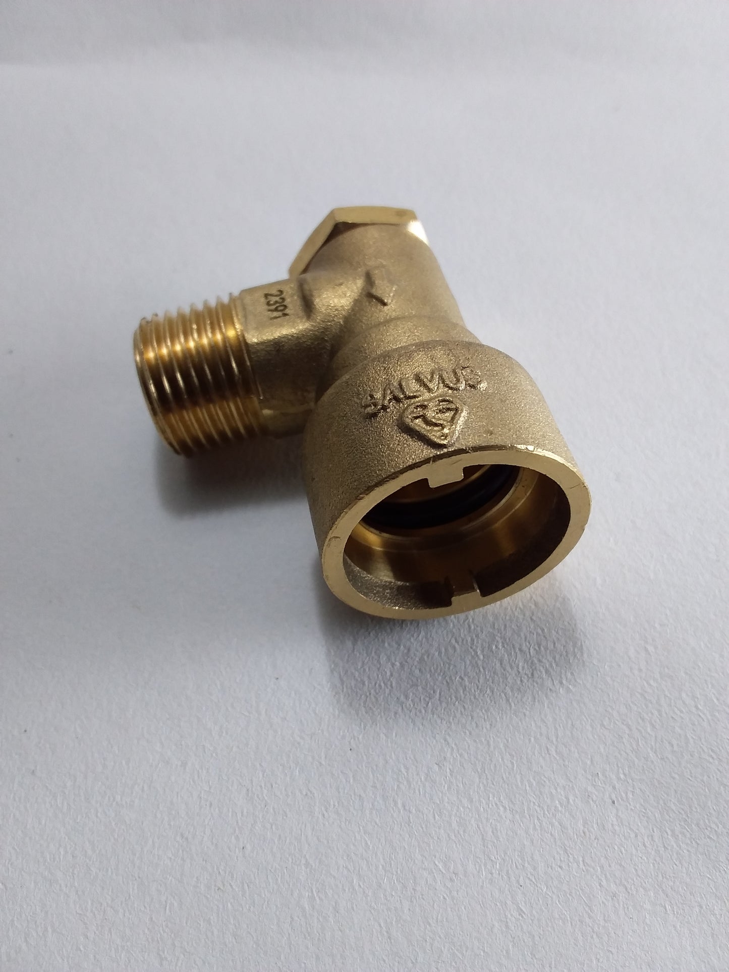 Gas hose connector angled