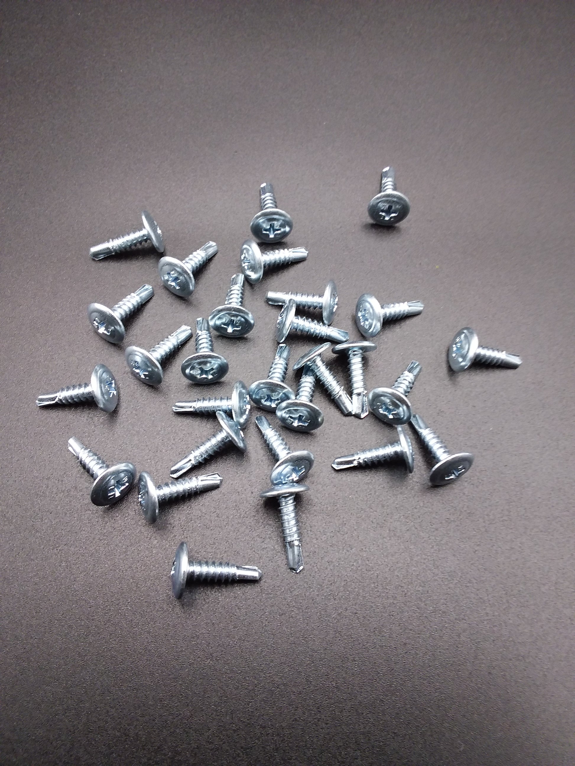 16mm metal self drilling screws with a Phillips head, displayed on a plain background.