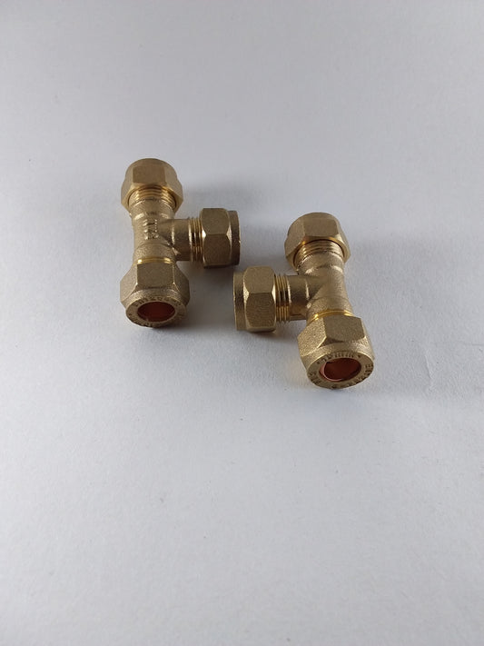 Brass compression equal tee plumbing fitting with three connections.