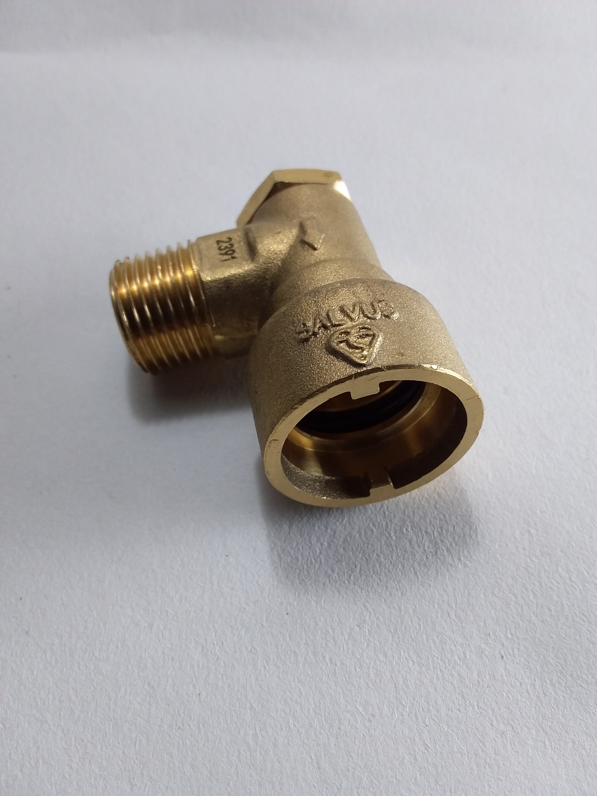 Gas hose connector angled