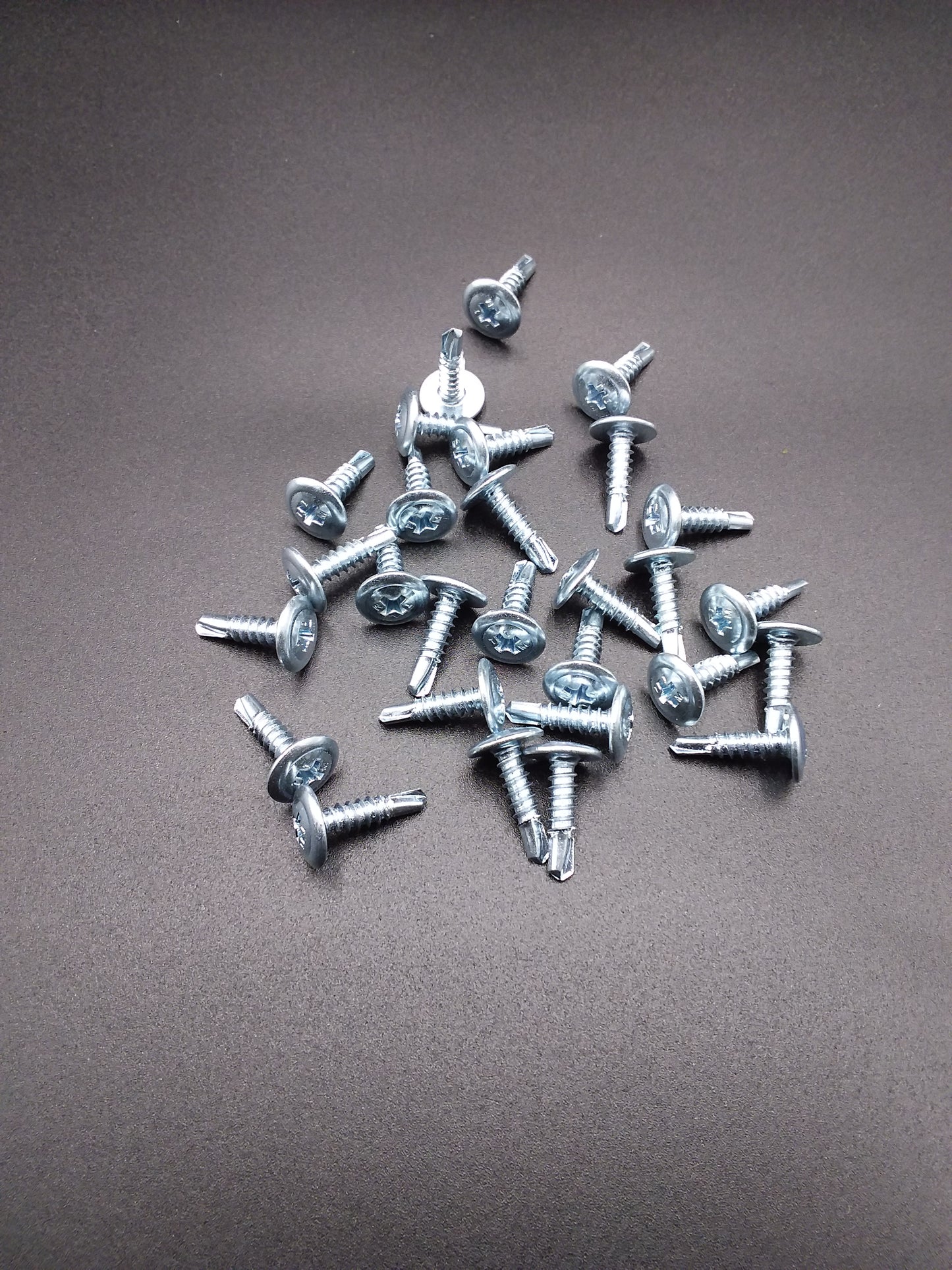 25mm metal self drilling screws, quantity 20, on a dark background.