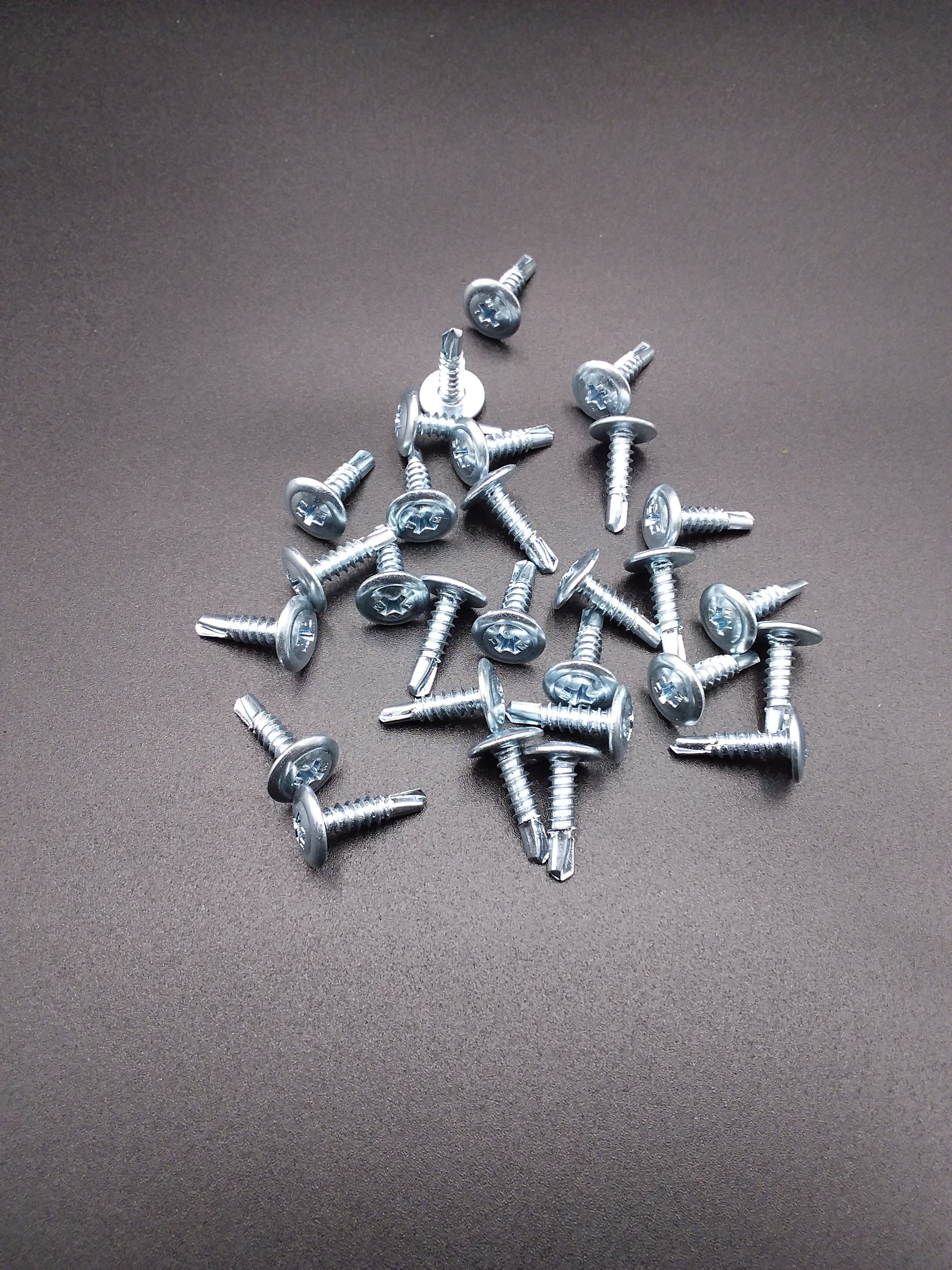 25mm metal self drilling screws, quantity 20, on a dark background.